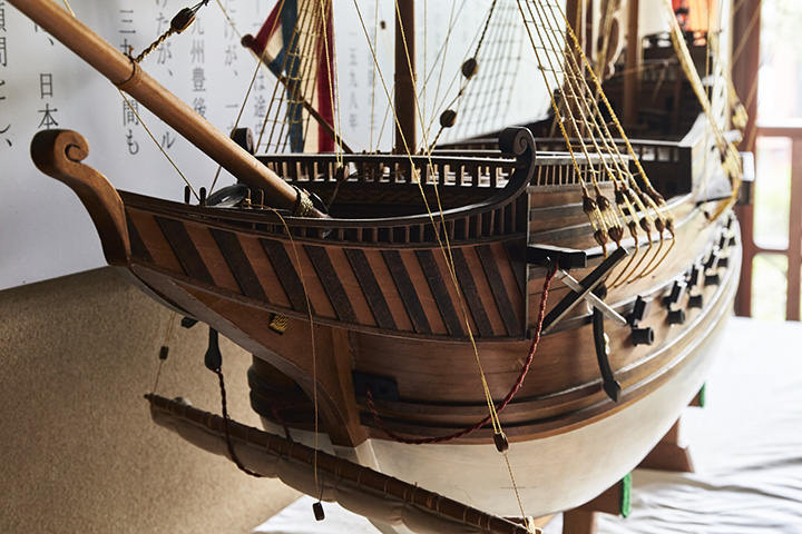 一艘 300 吨级的大型船，荷兰的 Riefde。 这艘船的名字在荷兰语中的意思是“爱”。