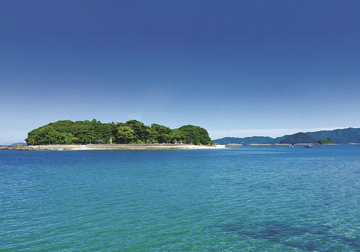 漂浮在大分县臼杵湾，郁郁葱葱的绿色黑岛