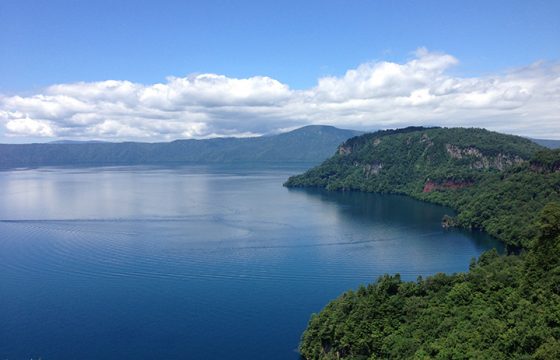 讓我們來看看十和田市和奧入瀨峽谷四個季節的溫度和服裝。