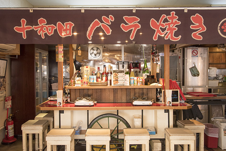 除了餐桌座位外，還有由福岡縣中洲名店繼承而來的小吃攤組成的座位