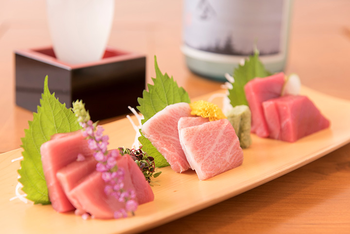 前景是三塊鮪魚拼盤JPY2500 後面是純米吟釀的原汁原味清酒「Saiya × Takumi」，口感較薄，1杯800日圓