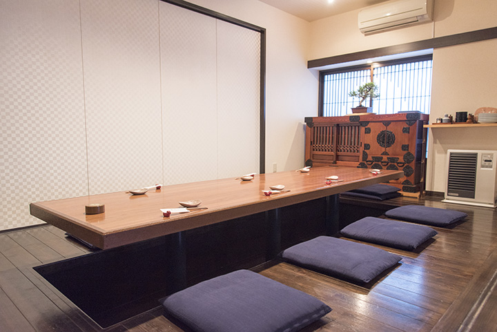 有吧台座位、長桌的被爐式座位，還有半私人包廂，適合小團體和家庭入住。