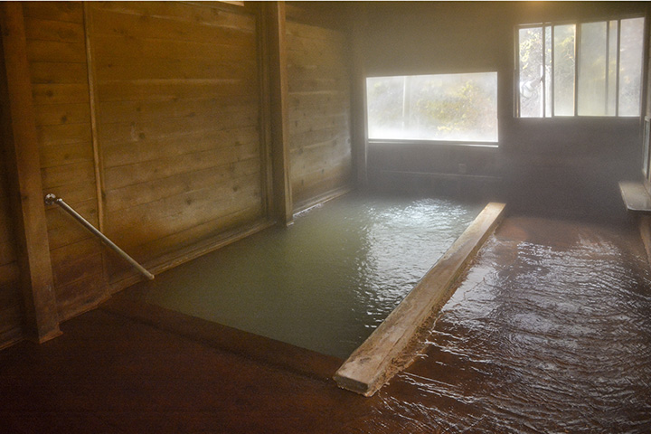 白蒸氣背後，四季風光展開