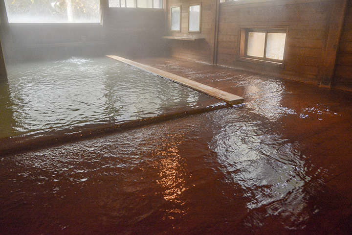 「藤堂睡覺」因躺在地板上用熱水洗澡而廣受歡迎。