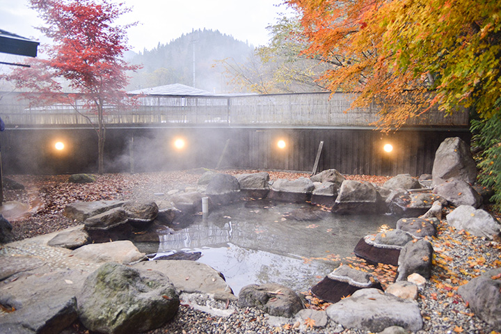 露天溫泉是一個簡單的泉水，手感平順