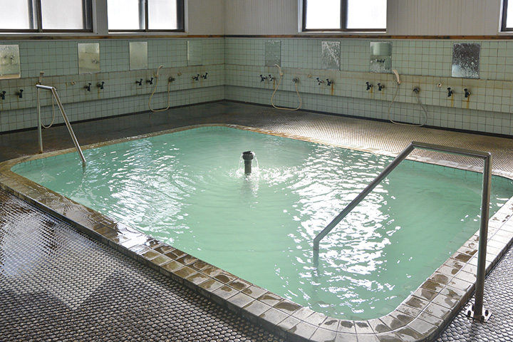 每次有人進入熱水時，熱水的顏色都會改變