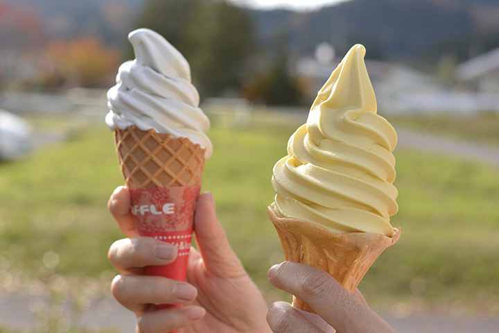 左邊是天然地瓜軟雪糕，右邊是木瓜軟雪糕，每個300日圓。