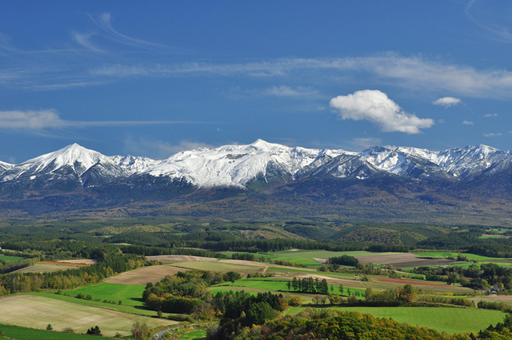 初夏的十勝嶽連峰，殘雪美麗