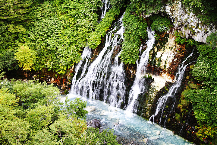 地下水從岩石縫隙中湧出