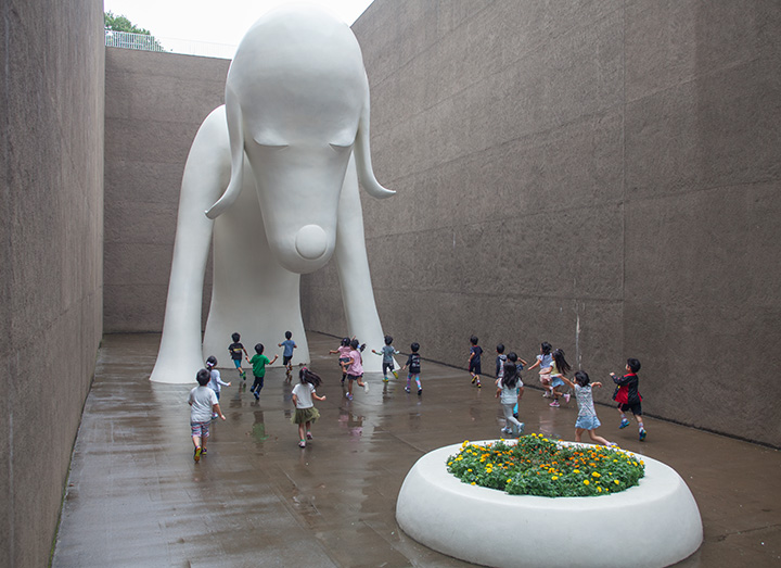 《青森犬》（奈良美智，2005 年）©奈良美智 2005