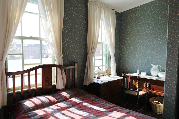 臥室配有簡單的家具