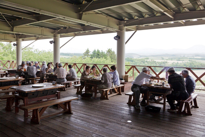 在帶頂棚的露台上燒烤