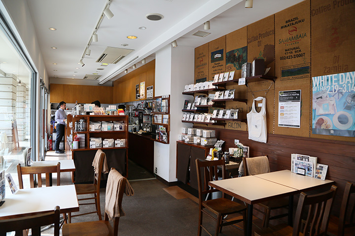 店內飄蕩著咖啡的香氣。 除了內用外，還可以外帶。