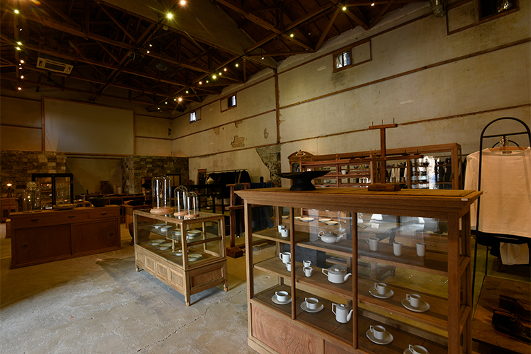 古董工具的陳列架也很不錯。