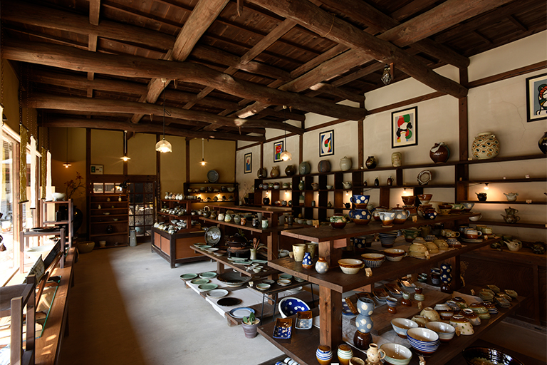 有很多東西可以輕鬆購買，例如杯子、小盤子和蓋飯。