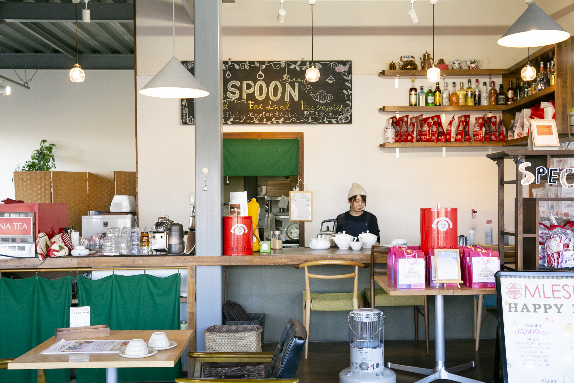 店內天花板很高，給人一種開放感。 您也可以購買「Murest Tea」茶葉