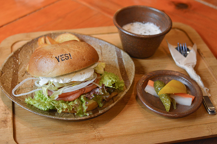 貝果三明治是湯（夏天是料理鼠王）和泡菜的套餐，價格是950日圓
