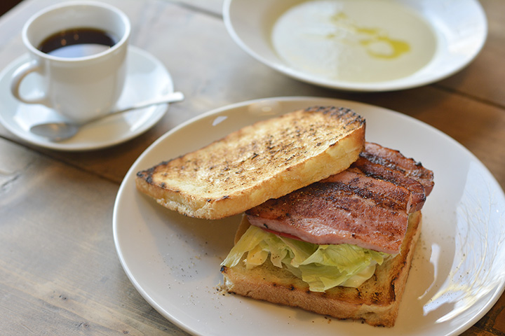 「今天的特製三明治」。 包括湯和飲料JPY1500