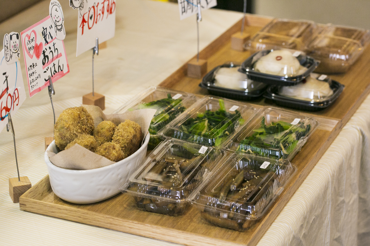 手工製作的小菜非常受歡迎，一在商店排隊就賣光了