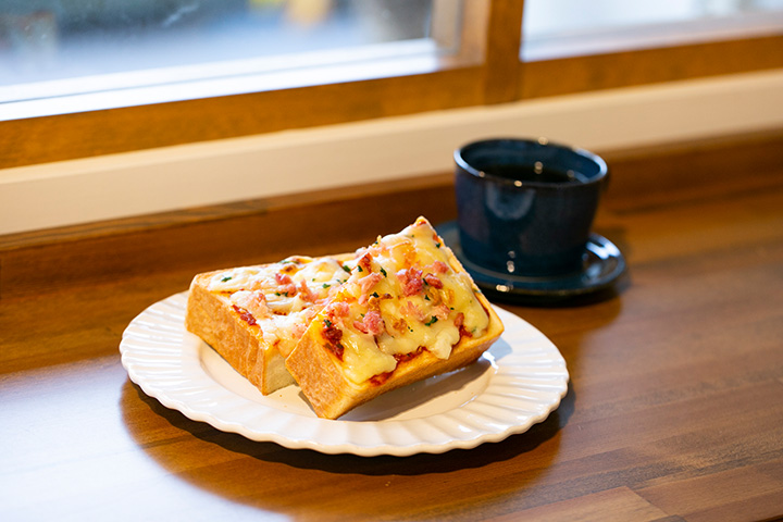 披薩吐司 550 日元和原創混合咖啡 400 日元