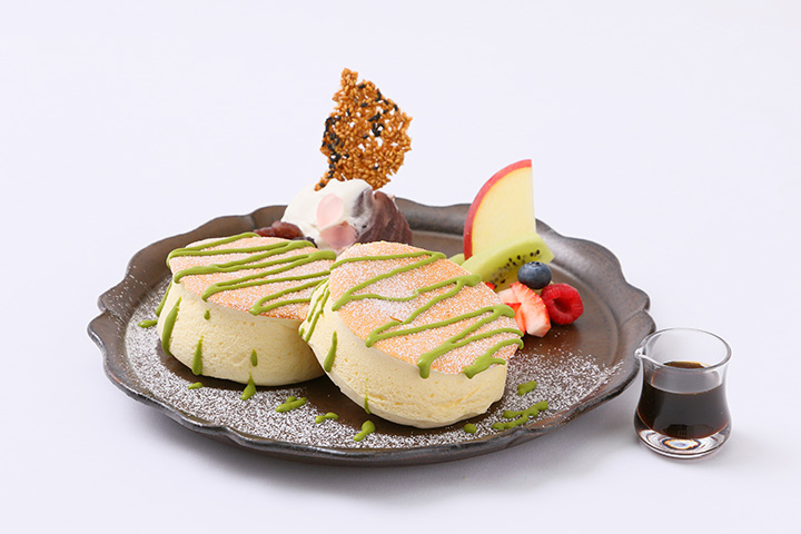 在總公司享用使用國產米粉製作的日式煎餅限定「紅豆茶道」950日圓（不含稅）