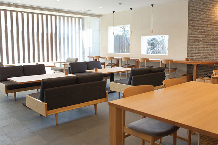 擺放一張大桌子，配有舒適的椅子和沙發