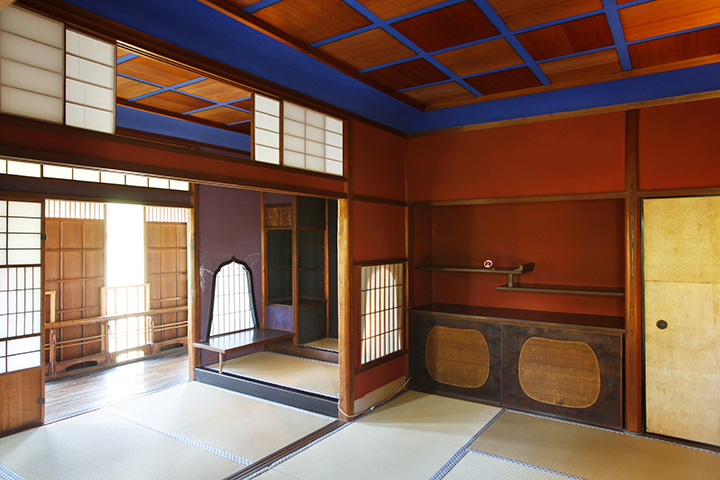 色彩鮮豔的「群青室」（右）和「群青圖書閱覽室」