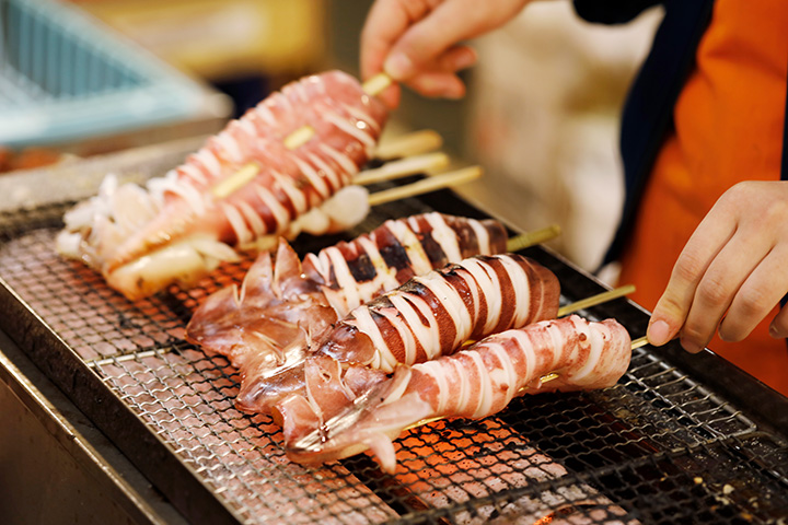 鮮魚店的燒烤區。 鹹香勾起食慾
