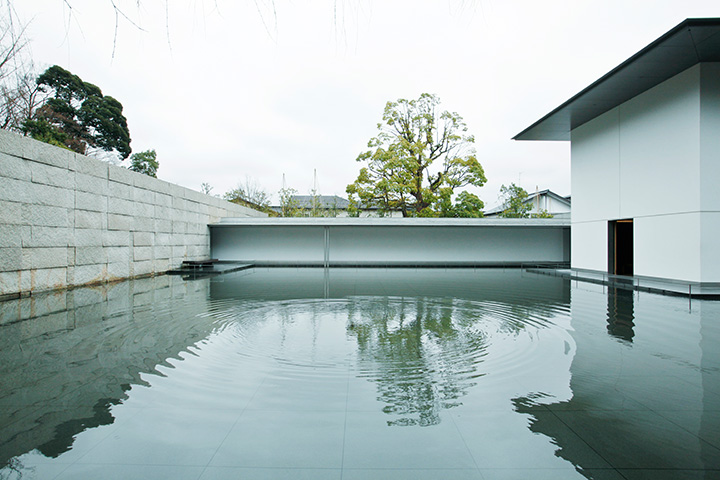 水鏡花園。 時而起的漣漪，映照著天空和樹木的水面，被心所沖刷