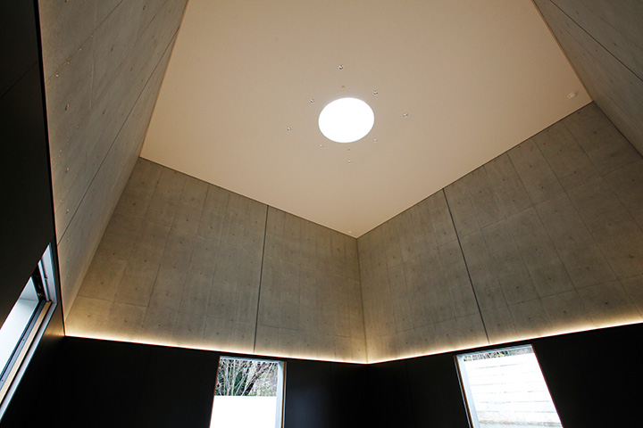 彷彿漂浮在「水鏡花園」中的沉思空間。 我想坐下來忘記時間