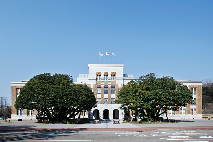 對稱的柏樹與磚砌建築相得益彰