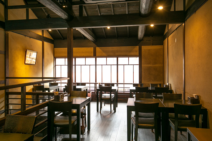 二樓天花板很高，自然光線充足，環境宜人。 透過窗戶可以欣賞到茶館區的景色。