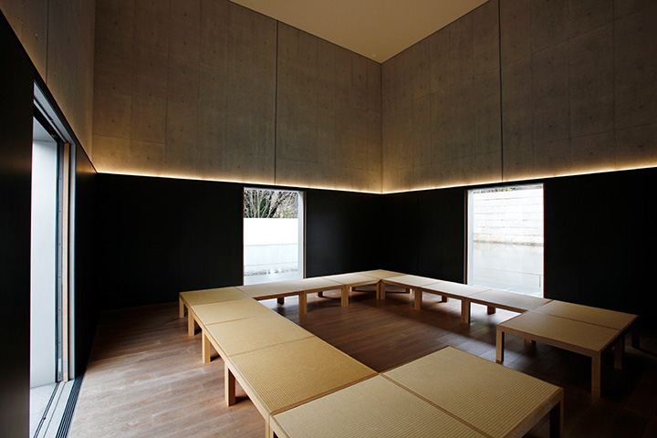 從沉思空間切成長方形的水鏡花園景觀