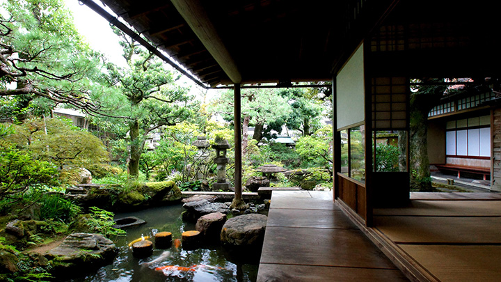 樹木、燈籠、園石、蜿蜒的水，在花園和濕潤的邊緣排列得很漂亮