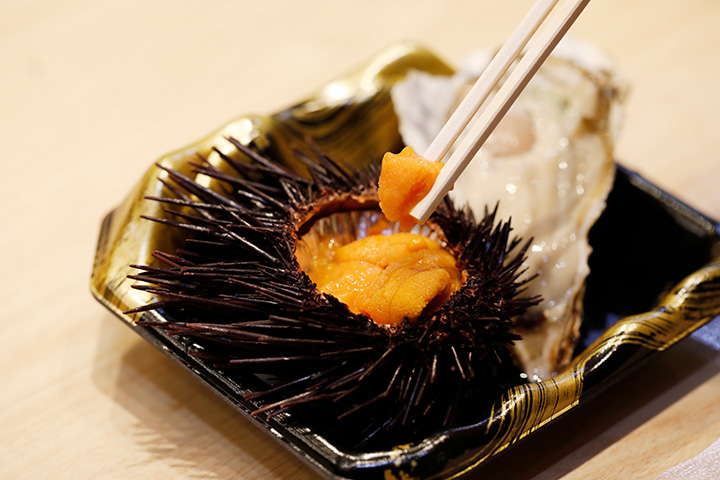 有些餐廳提供生海膽、牡蠣和串燒。