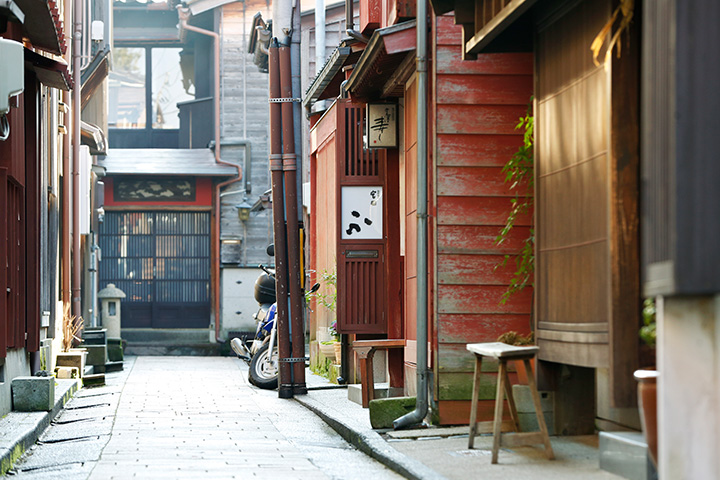 精彩的商店排列在情感小巷中