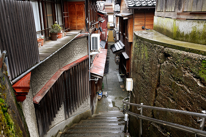 赤里坂的風景。 和黑暗的斜坡一樣，即使在白天也略顯黑暗
