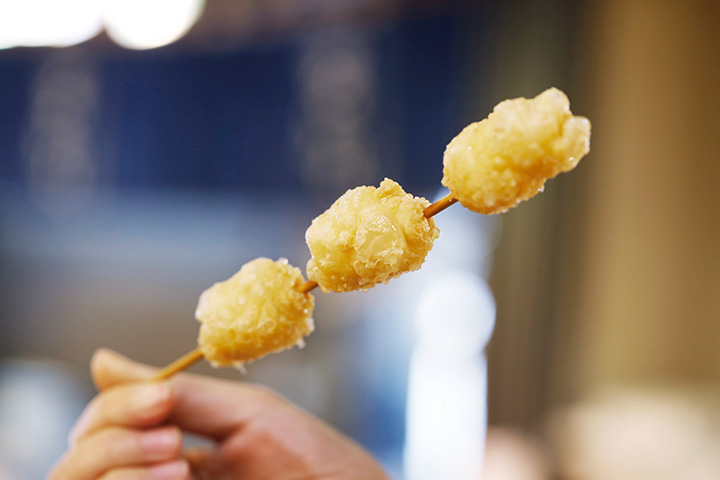 菜籽油炸串湯葉 300 日元。 簡單加諾托鹽