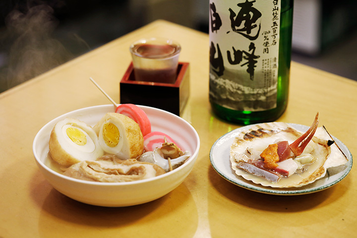 金澤關東煮 1 道菜 100 日元起，牡蠣和蟹腳等 7 種配料的“七福燒”，JPY1500一杯當地清酒 500 日元起。