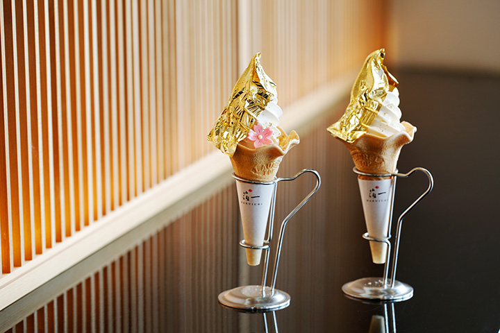 金箔掛燒軟雪糕 每個 891 日元。 左邊的櫻花和巧克力是春天限定的