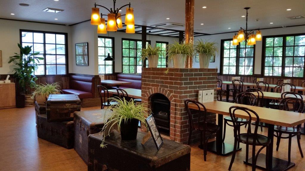 壁爐和燈光營造出復古的氛圍