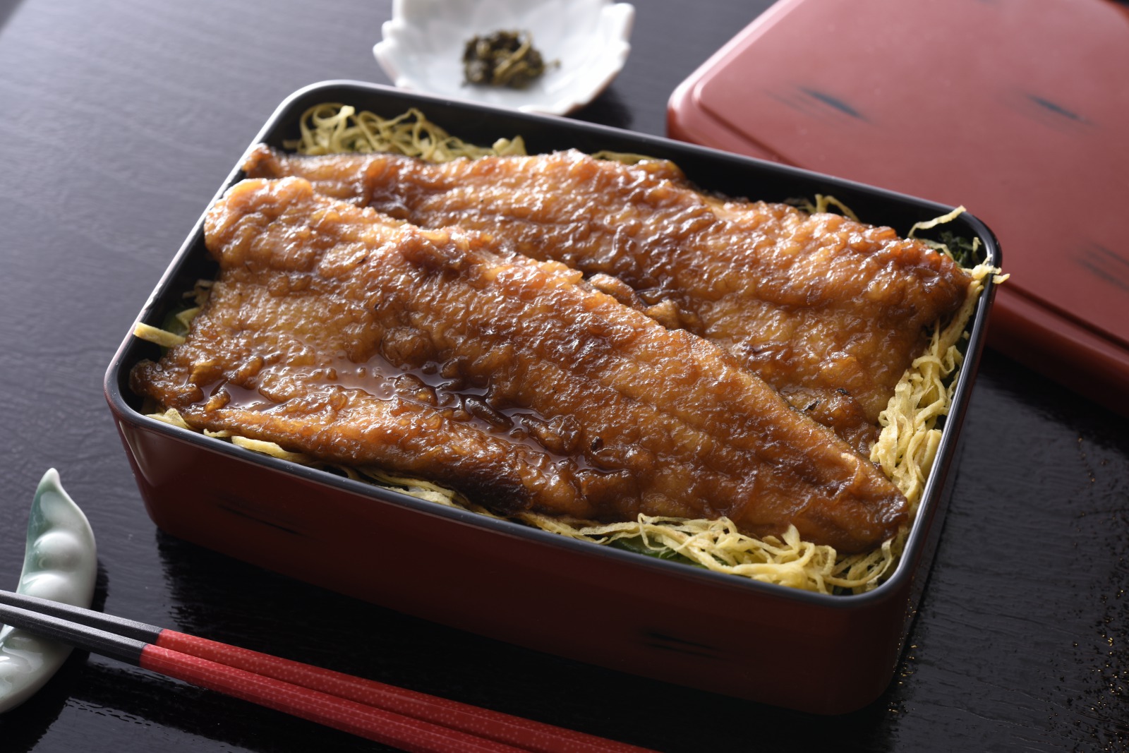 一道JPY3278日光特色「結衣」菜色，日日光紅鱒魚秤。 除了這道菜外，還會依序提供小碗、湯巴生魚片、湯巴燉菜、香料、湯品、甜點和飲料