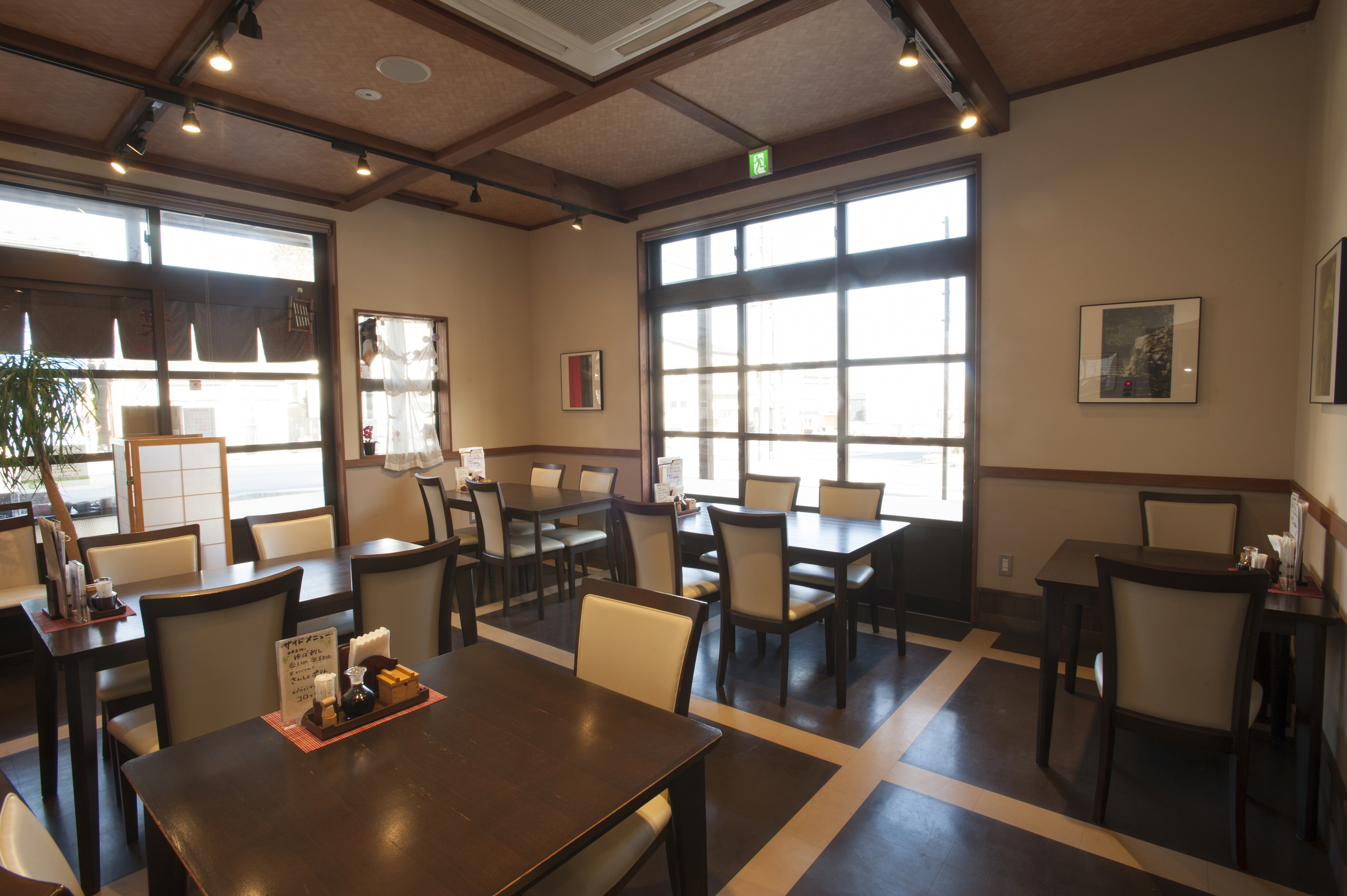 它位於繁忙的日光高速公路旁，方便在參拜神社前後順道造訪