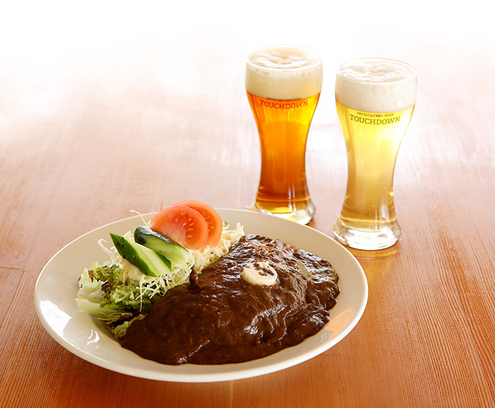 在經典的ROCK咖哩牛肉（常規）JPY1000和地下啤酒廠釀造的精釀啤酒