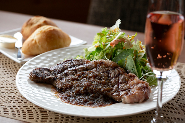 午餐JPY1900有沙朗牛排。 午餐套餐包括麵包或米飯，以及宮內廳的混合咖啡。