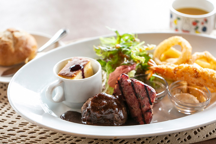 甲州葡萄酒牛肉漢堡排和炸蝦的兒童拼盤JPY1300