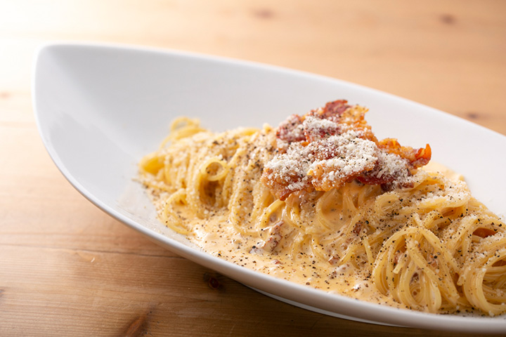 使用自製培根JPY1200製成的「自製培根和中村三地的香草雞蛋義大利麵培根蛋麵」是餐廳的招牌菜單