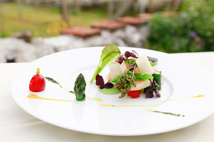 使用時令蔬菜製作的開胃菜顏色也很漂亮。