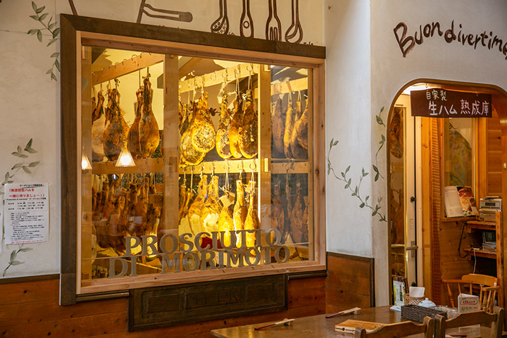 店內有自製生火腿熟成室