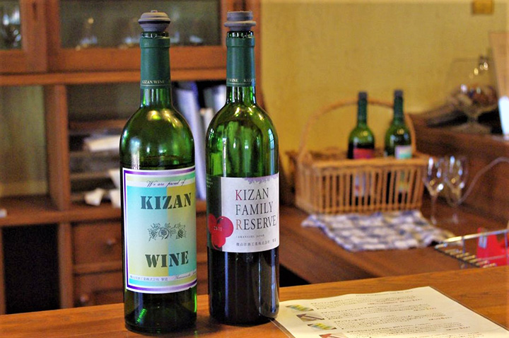 從左起，代表品牌「Kizan Wine」JPY1338「Kizan Family Reserve」JPY1645
